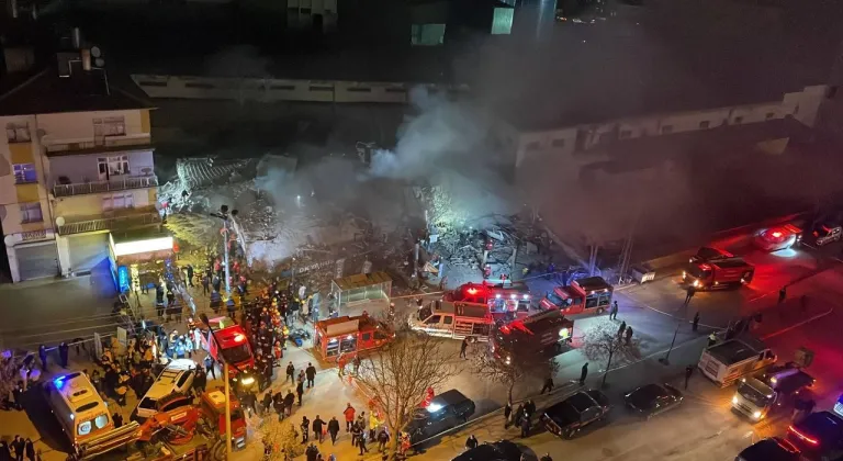 Konya Selçuk Mahallesinde 4 Katlı Bina Çöktü: Kurtarma Çalışmaları Devam Ediyor