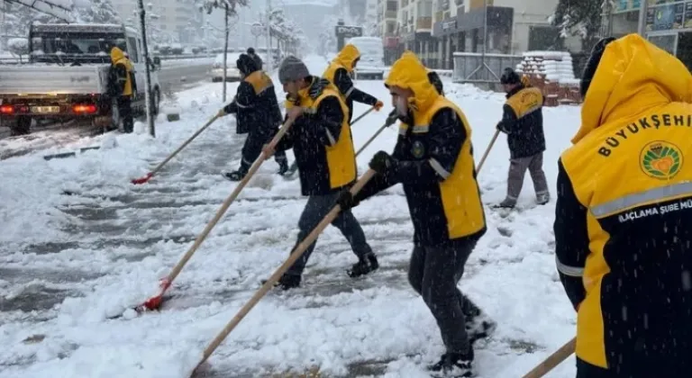 Malatya'da Karla Mücadele Ekipleri Hız Kesmeden Çalışıyor