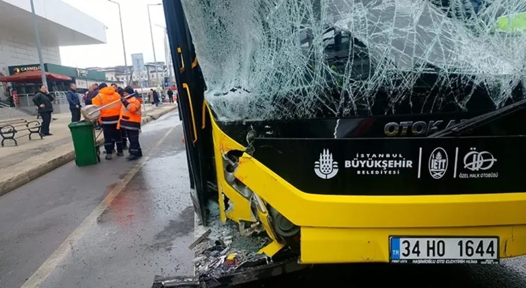 Silivri’de İETT otobüsü minibüse çarptı: 3 yaralı